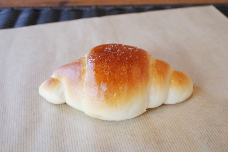 GOLD塩バターロール130円。