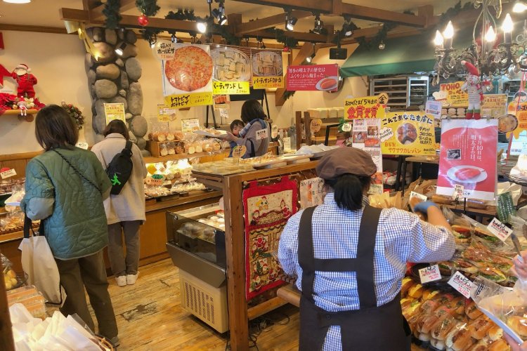 常時100種ほど用意あり。活気のある店内にいるとワクワクする気持ちがわいてくる。