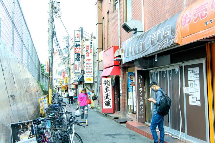 タック・イレブン真下の味わいある横丁の中に『ヌエウー』もある。