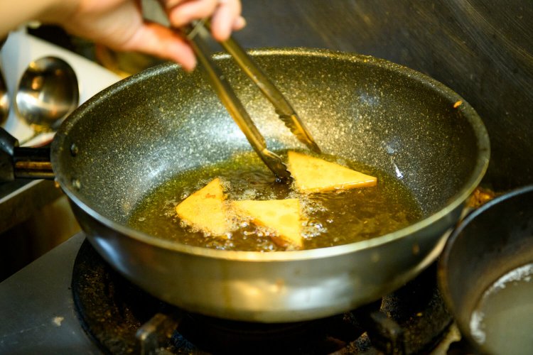 トーフジョーをじわじわ揚げていく。