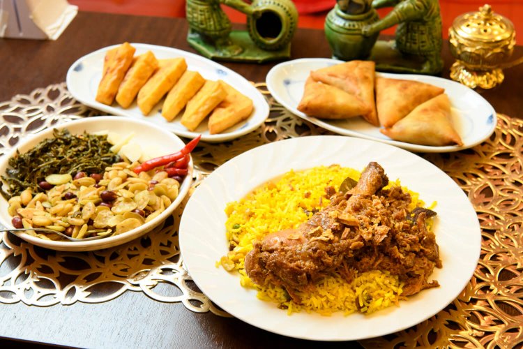 右下から時計回りに、ダンバウ 1000円、ラペットウッ 900円、トーフジョー、サモサ 500円。日本語メニューあり。