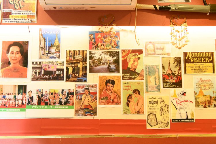 現地の古い映画のポスターも。