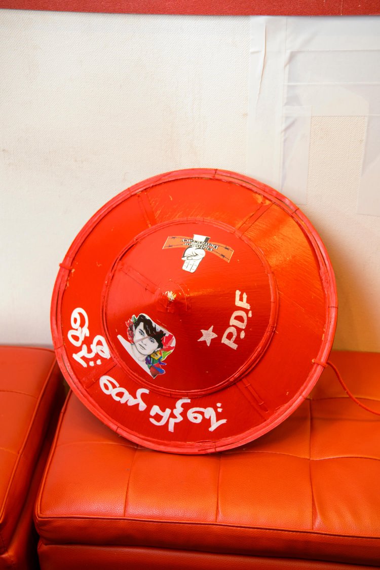 「春の革命」と書かれた菅笠を発見。