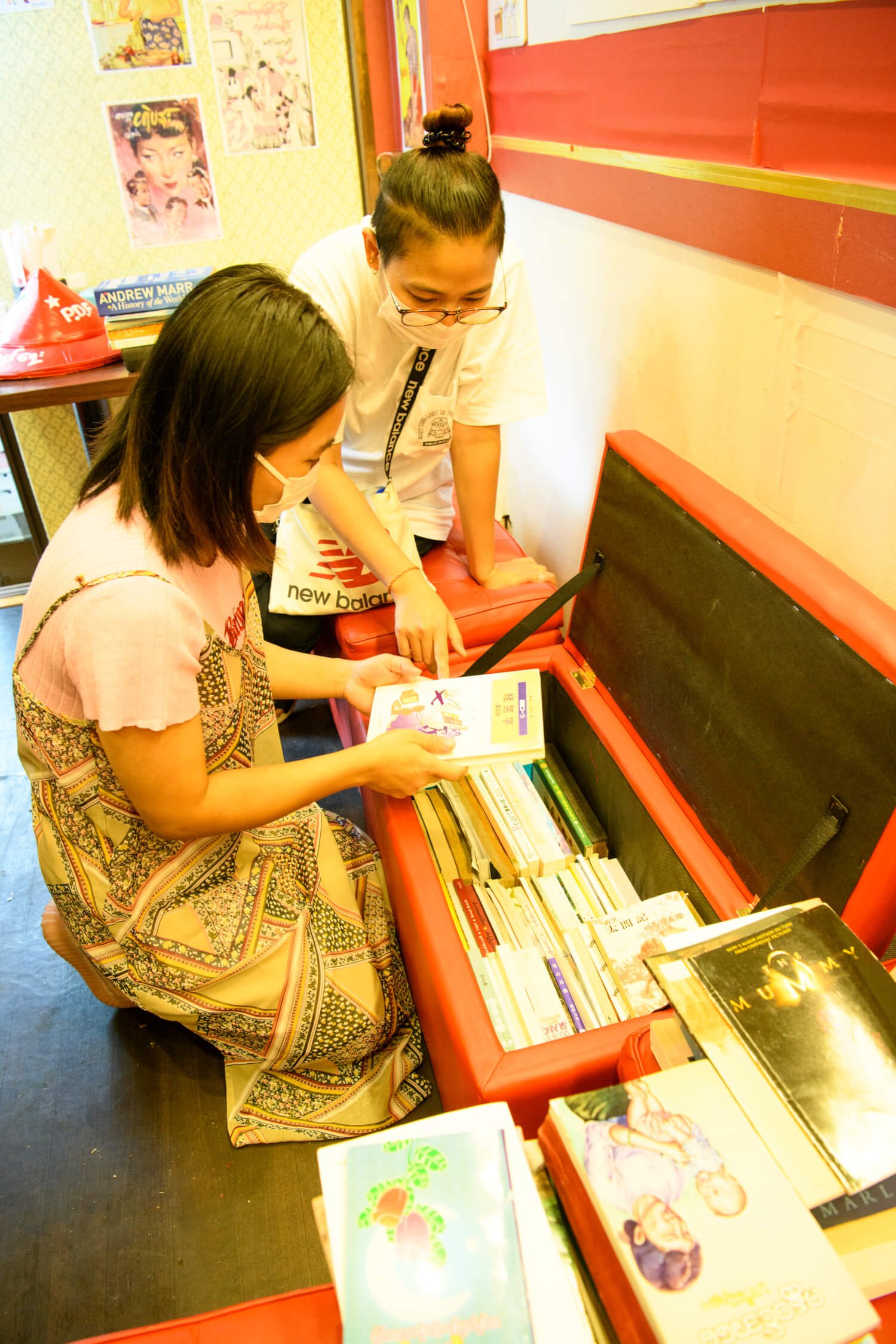 ブックフェアのために集まったのは日本語の学習帳やミャンマーの小説。ミャンマー人は活字好き。