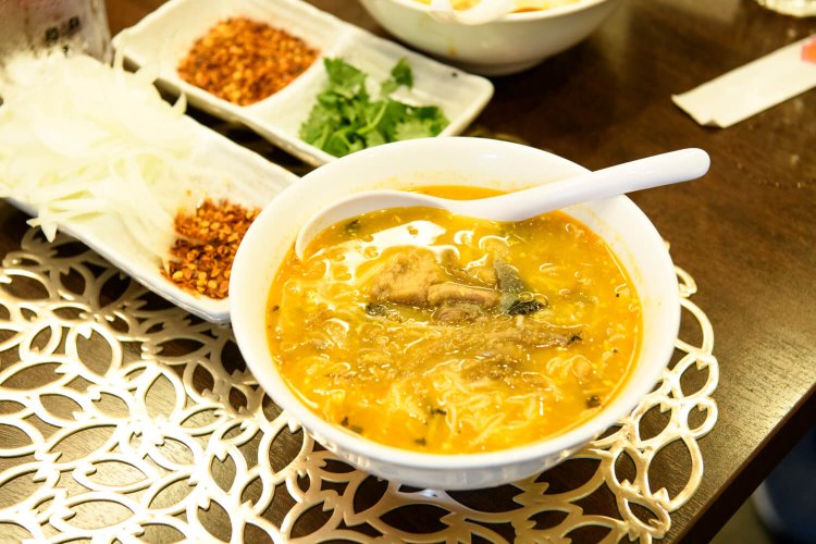 ミャンマーでは朝食の定番モヒンガー。