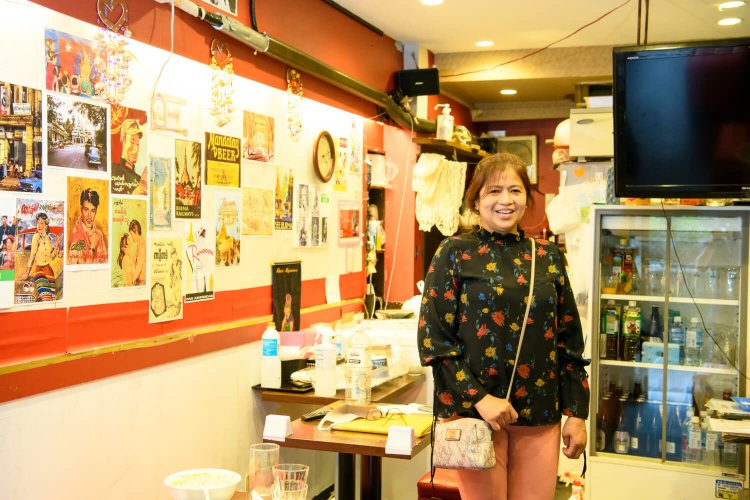 たすきがけのバッグがトレードマークのミミさんは「リトル・ヤンゴン」のおふくろさん。