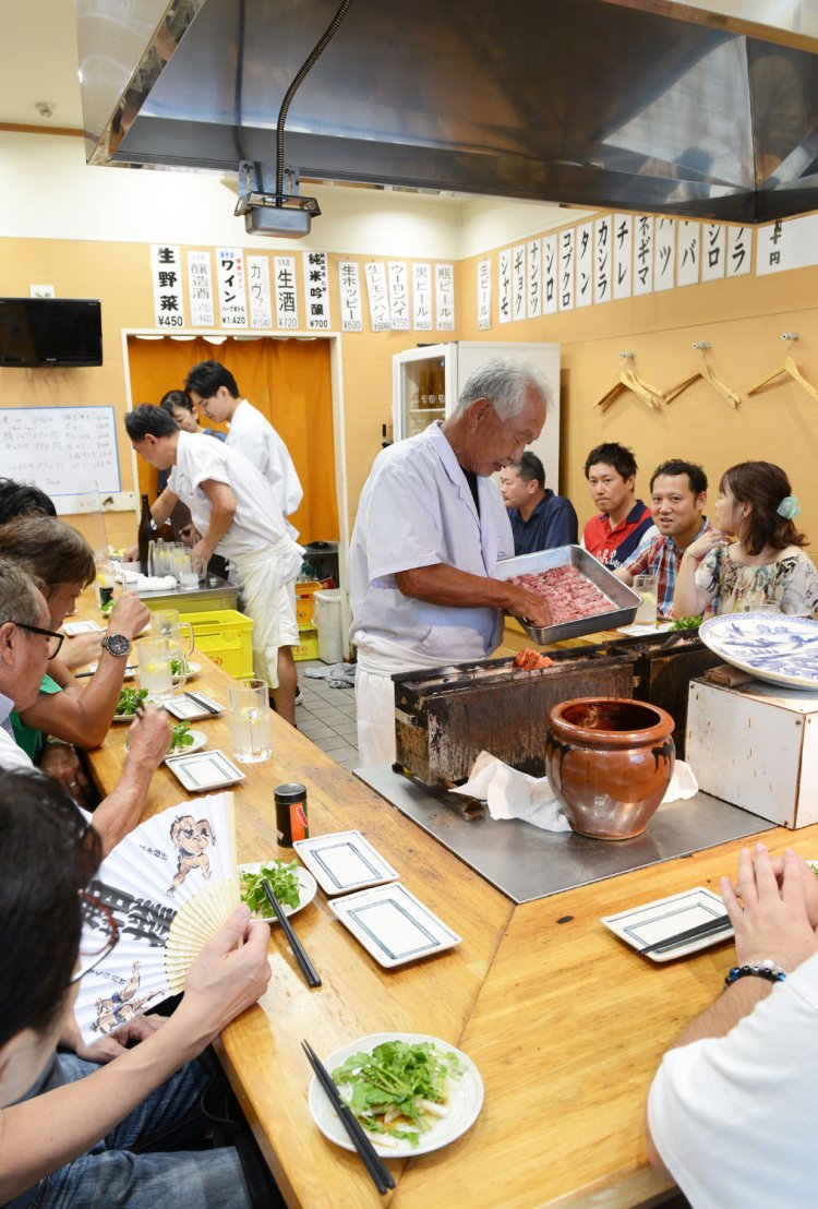 焼きとんの説明をしてくれる2代目大将との会話も楽しみ。