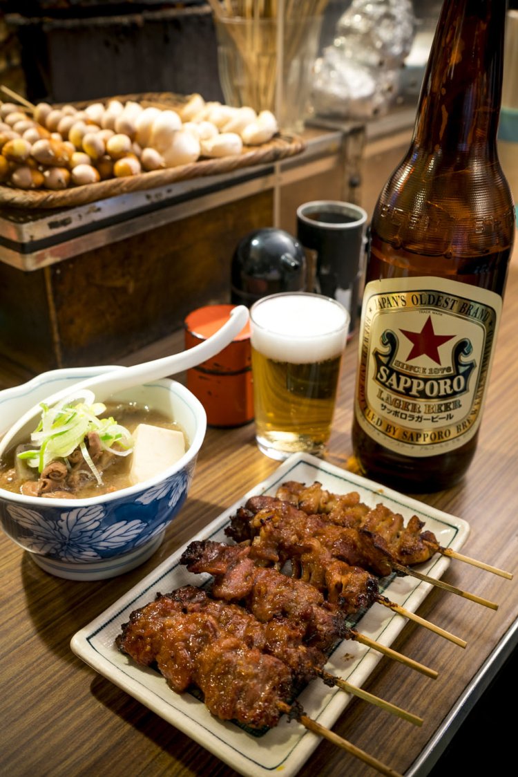 みそ焼き6本660円、とり豆腐460円、瓶ビール550円。