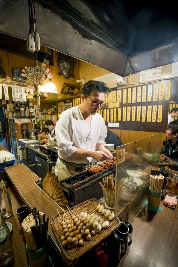 コの字のカウンターの中で、手際よく作業する石塚さん。