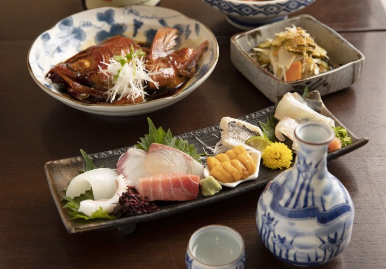 刺し盛り1408円や、金目鯛のかぶと968円など。