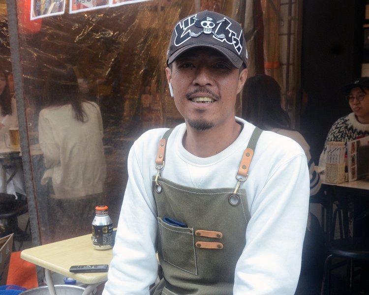 お話を聞かせてくれたのはお店のご主人である長田 順さん。気さくな性格でホッピー通りの各店とも深い交流があるという。