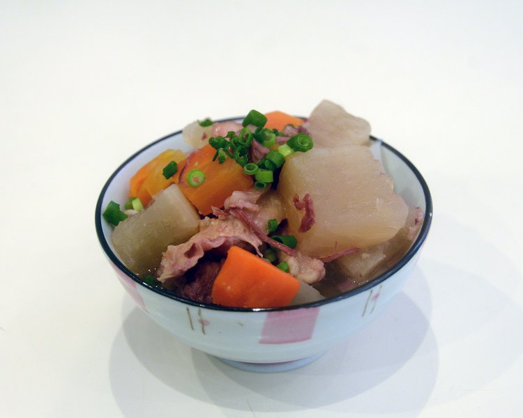 小料理屋ならではの独特な仕込みで冷めても固まらないと評判なのが、牛すじ煮込み600円。優しい塩味が人気の秘訣。