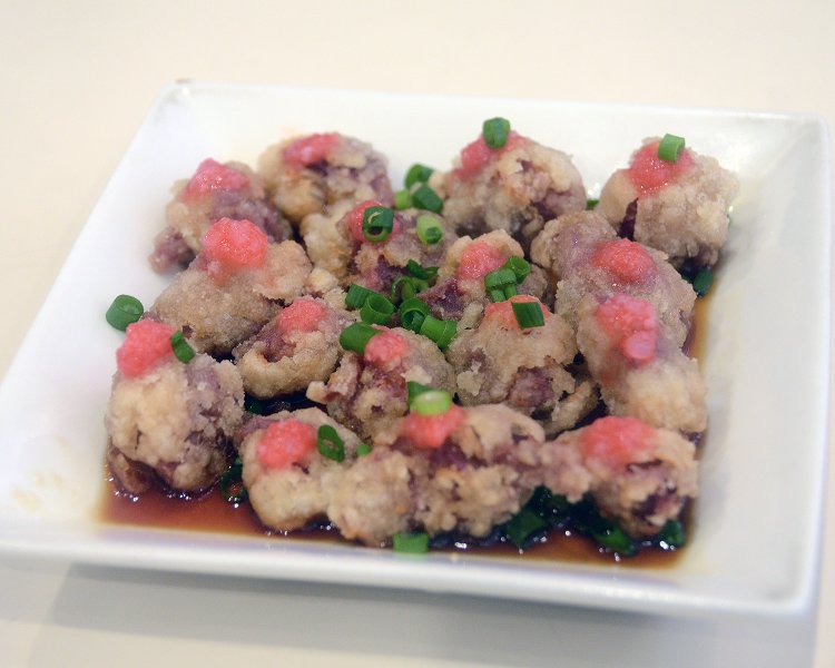 「生でも食べられるくらいに新鮮な砂肝」が自慢のすなぎもポン酢700円も、多くの常連さんから熱烈な支持を受けている。