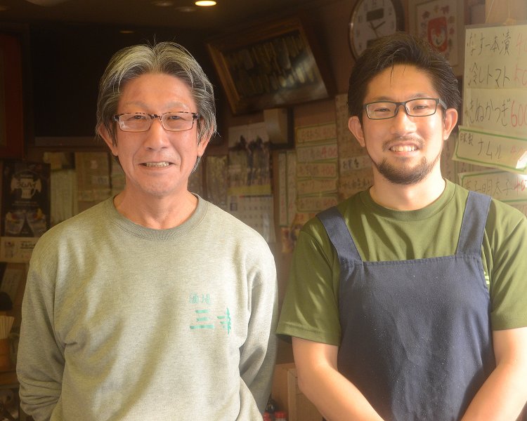 2代目の店主を務める上知倫明さん（左）と3代目となる息子の真也さん。親子ならではのコンビネーションを見せてくれるのも店のトレードマーク。