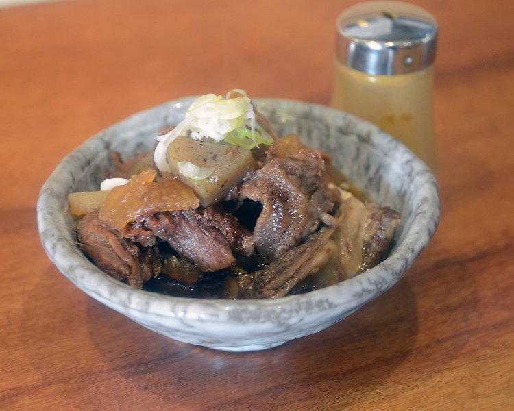 「カレー粉を振りかけて完成」というホッピー通りきっての異色作である三幸の牛すじ煮込み600円。老若男女問わず愛する味で大人気を博している。