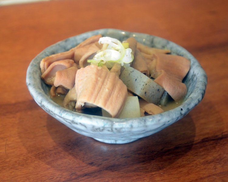 こちらがもう1つの人気メニューであるもつ煮込み600円。下準備に手間がかかるもつを丁寧に処理しているため、もつ特有の臭みもなく優しい味わいに。