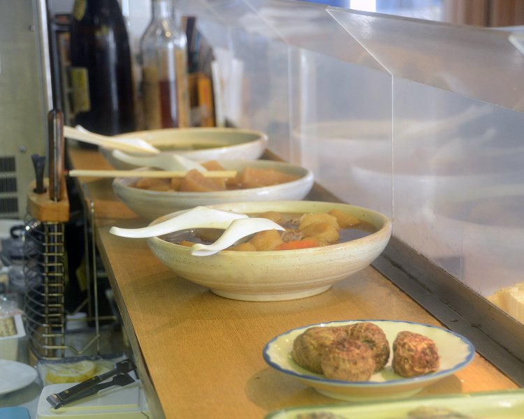 カウンターを見ると、ふきの煮物や肉じゃがなどの煮もの類が。小料理屋スタイルで提供されるのも味がある。