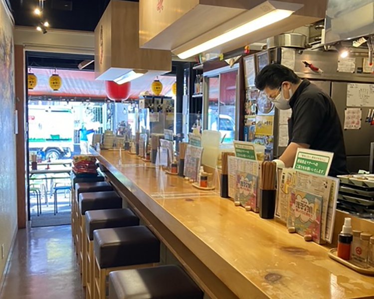 カウンター席からは厨房が見える作りに。厨房では和食をメインにしていた料理長が腕を振るう。