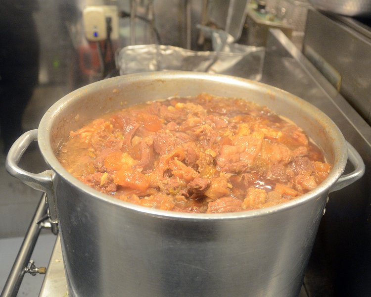 自慢の牛すじ煮込の仕込み段階の様子を激写。丁寧に余分な脂をすくいとる作業を重視するため、1日がかりで仕込むという。