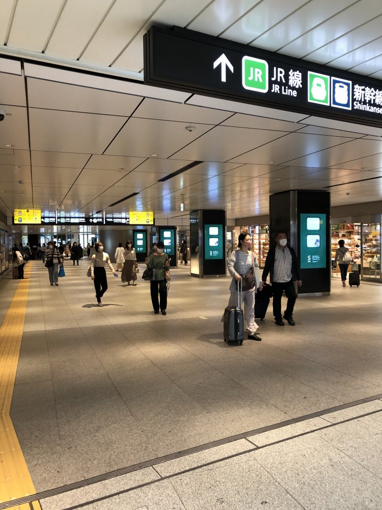 地下鉄丸ノ内線からＪR改札へと向かう地下通路。『制服』のモチーフになった 場所は、このあたりだろうか。