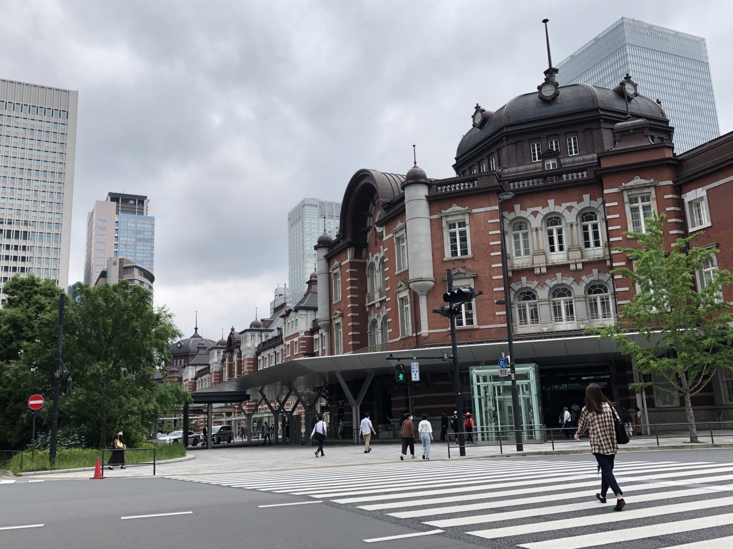 重厚感漂う現在の東京駅。『木綿のハンカチーフ』や『制服』で歌われた70年代の頃の２階建て駅舎は、もっとビンボ臭い感じがあった。