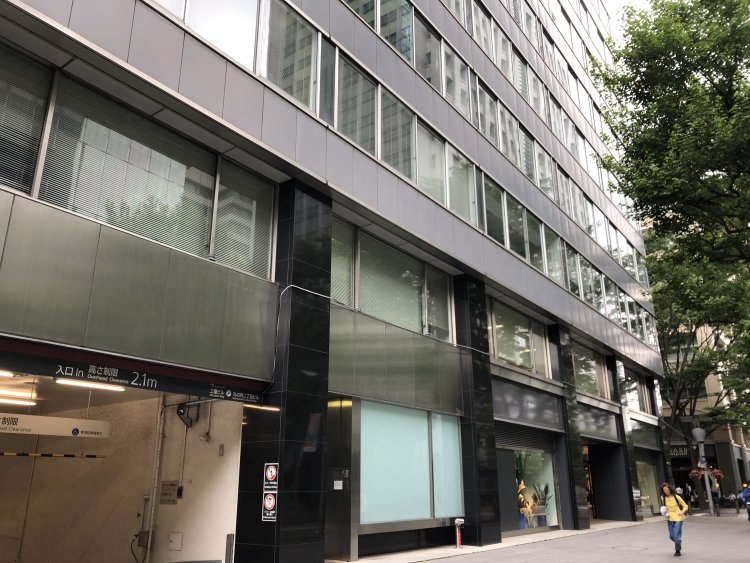 1974年に東アジア反日武装戦線による三菱重工ビル爆破事件のテロがあった現場。現在は名称が丸ノ内二丁目ビルになっていた。