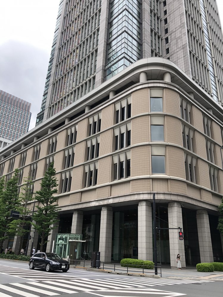 2002年に建て替えられた丸ノ内ビルディング。下層階は、戦前から丸ノ内の象徴として親しまれた旧丸ビルの姿が再現されている。