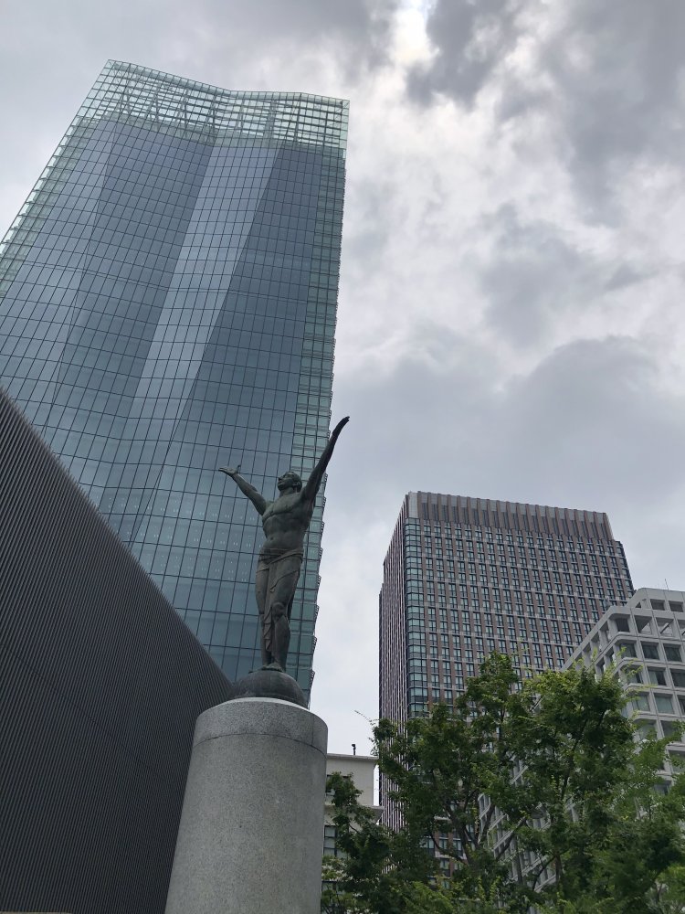 かつての丸ノ内は、建物の高さが31mに制限されていた。 2000年代の制限撤廃後は、あっという間に高層ビルの 街並みに変貌した。昔の丸ノ内はもっと空が広かったなぁ。