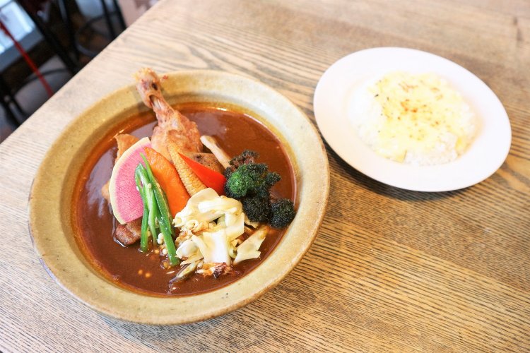 写真左がチキンと野菜のカレー1520円（エビスープは＋110円）。