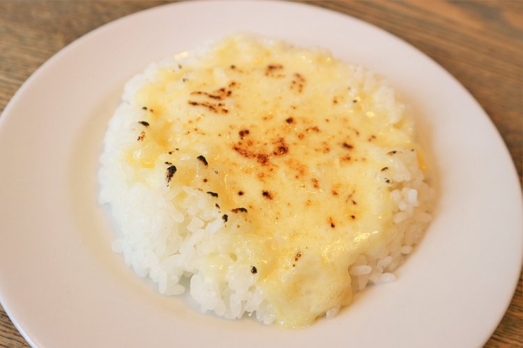 ごはんに＋180円で焼きチーズをトッピングできる。