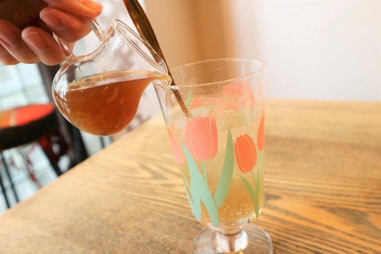 シロップを注ぐたび、どんどん赤く変化して見た目からも辛そう！