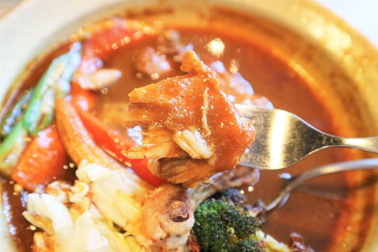 皮の中身はホロホロの鶏肉！