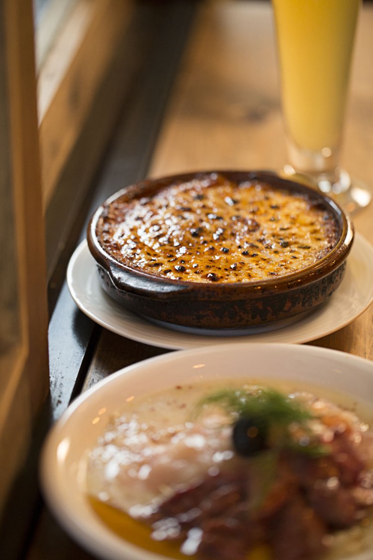 低温調理の鶏刺し3点盛り869円。