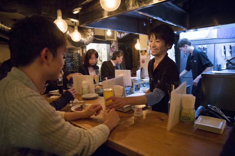 2013年4月の開店。週末は遠方からもビール好きが来店。「今日も一日お疲れさま」。