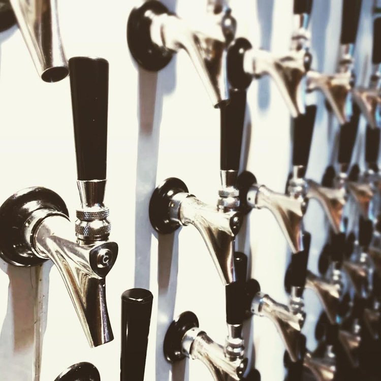 日替わりで用意する47銘柄。毎日通っても飲みきれない程の圧巻の数を取り揃える。