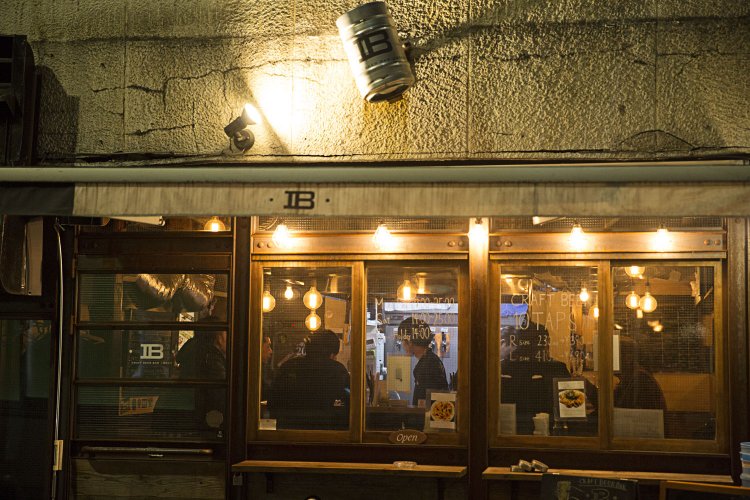 窓際にカウンター席あり。