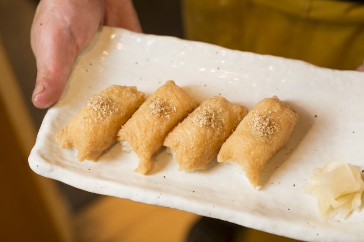 こいなり1個100円で箱入りもある。