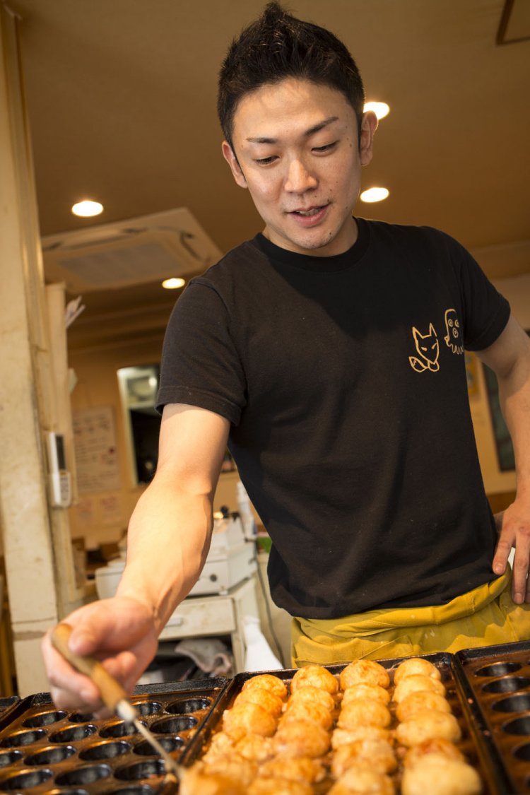 「火加減が決め手」と店長。「ハッピーアワーがお得です！」。