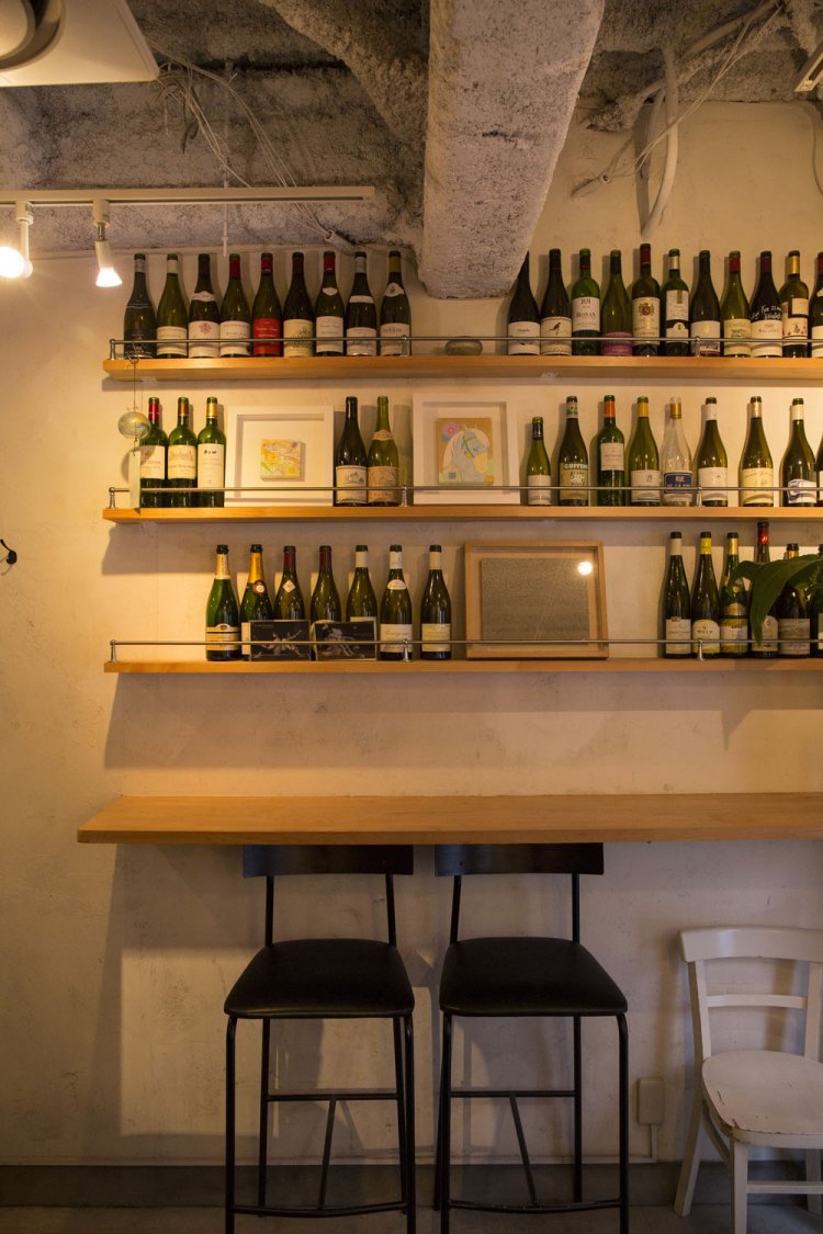 シンプルな店内には4人集えるテーブル席も。