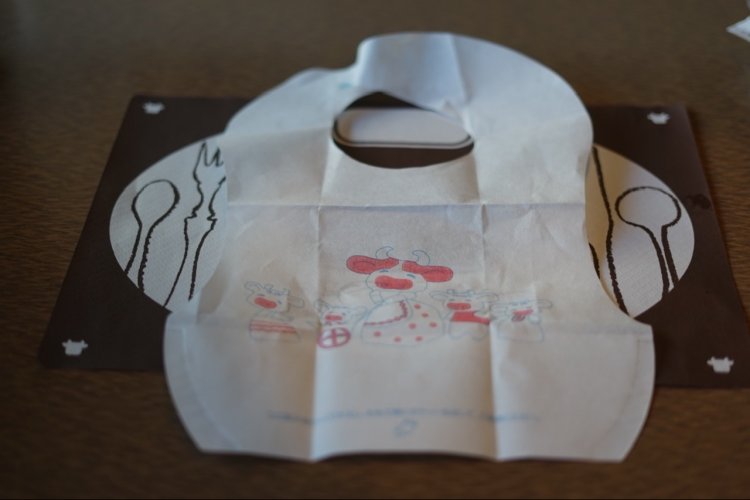 イラストがかわいらしいこども用の前掛け。（写真＝へたれノンさん）