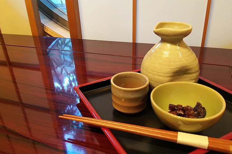 右奥の酒器が徳利。