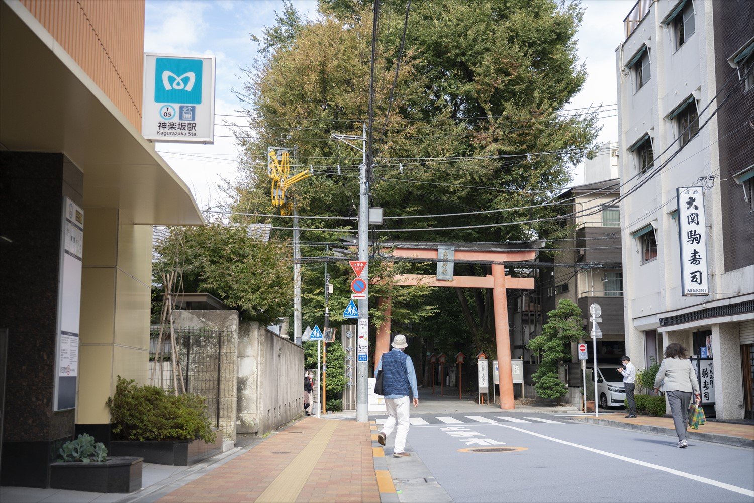 神楽坂駅は赤城神社寄り1b出口にエスカレーターをついに設置！　景観も整備された。「神社の向こうは急な下り坂。神楽坂歩きの醍醐味だねっ」