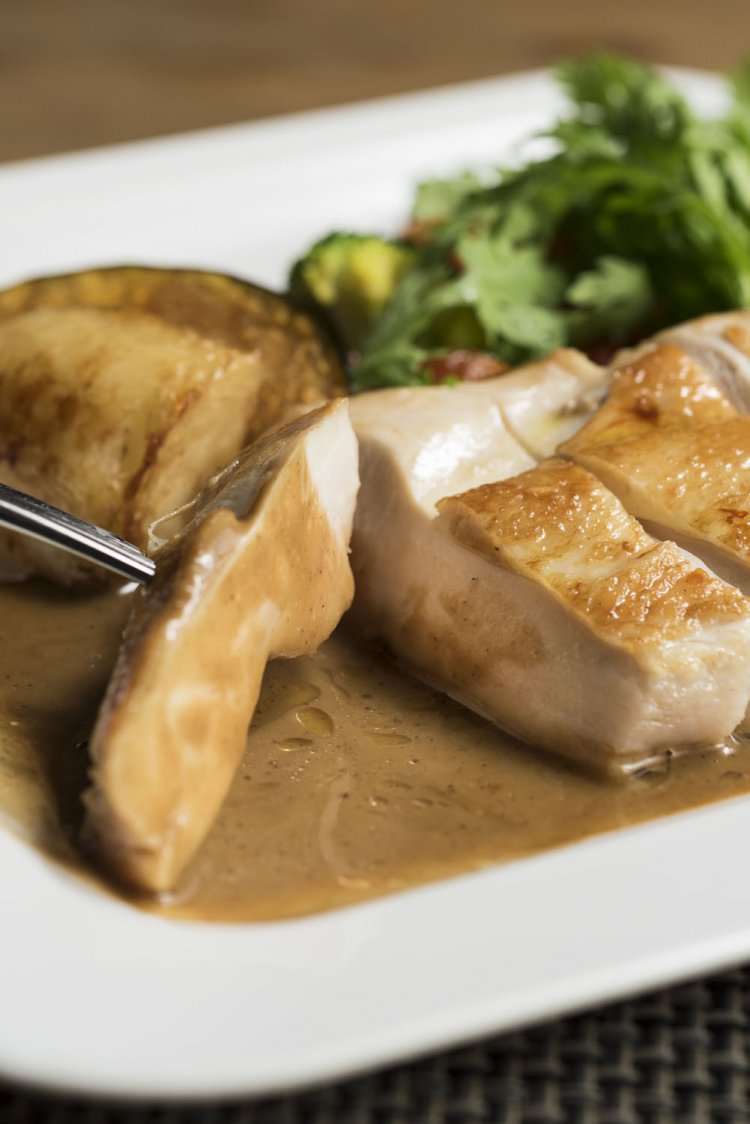 真空調理でふっくら仕上げた薩摩香潤鳥のローストにポルチーニ茸のクリームソースをまとわせる。