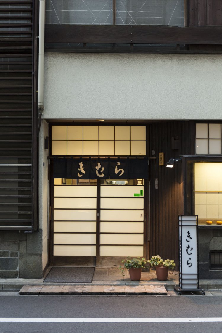 再開発が進む京橋の路地裏で約60年。人気メニューは当時のレシピのまま。