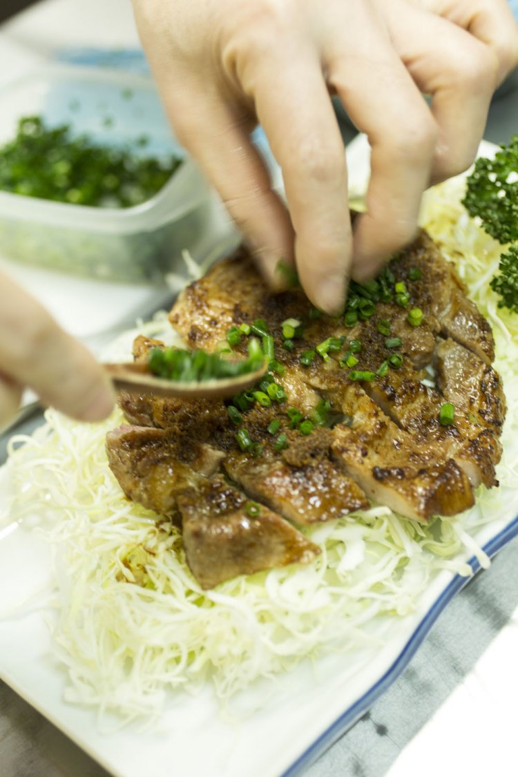 生姜焼きは網焼きで脂を落とし、ヘルシーに。