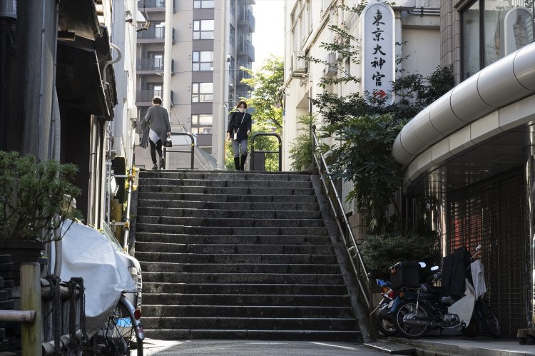 東京大神宮脇の雰囲気ある、古風な短い石段。脇道にこそっとあるので気づきにくいのだ。