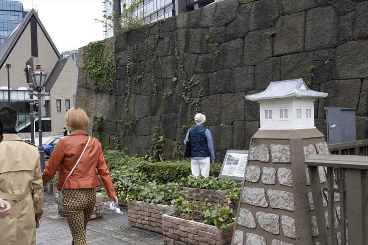西口駅前にある石垣はここが江戸城の外郭門のひとつ牛込見附の跡。交通の要衝だったそうな。「改めて見ると石垣って以外と表情あるねえ」