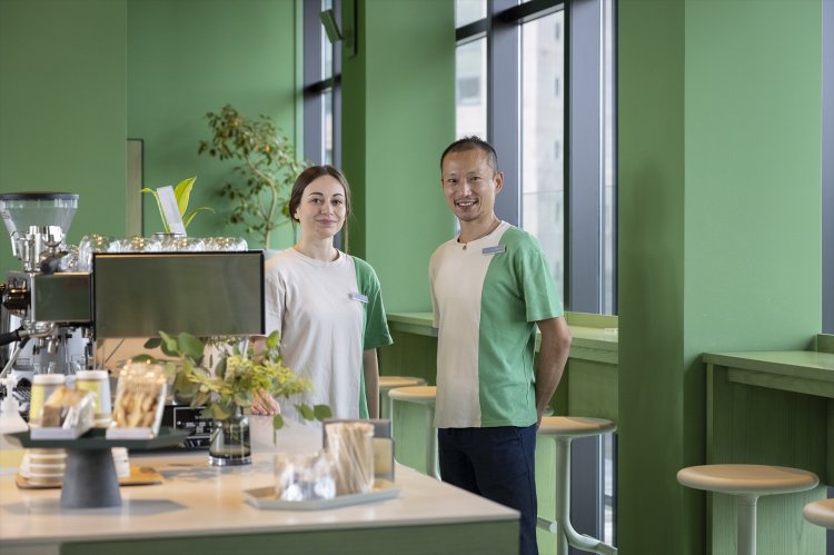 設計はクライン ダイサムアーキテクツ。スタッフの髙取さんとアデリンさん。フランクな接客が◎。「夕暮れが絶景！　クロモジ茶など飲み物にもこだわってます」