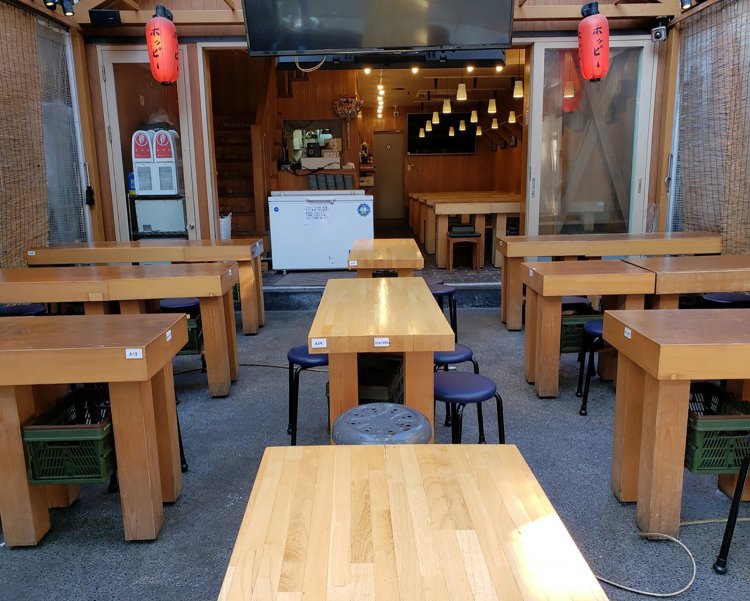 店内は1、2階合わせて100席ほどと、ホッピー通りでは1番の広さを誇る。昼間から大勢のお客さんでにぎわい、土日は競馬帰りの客も多く常に満席だ。