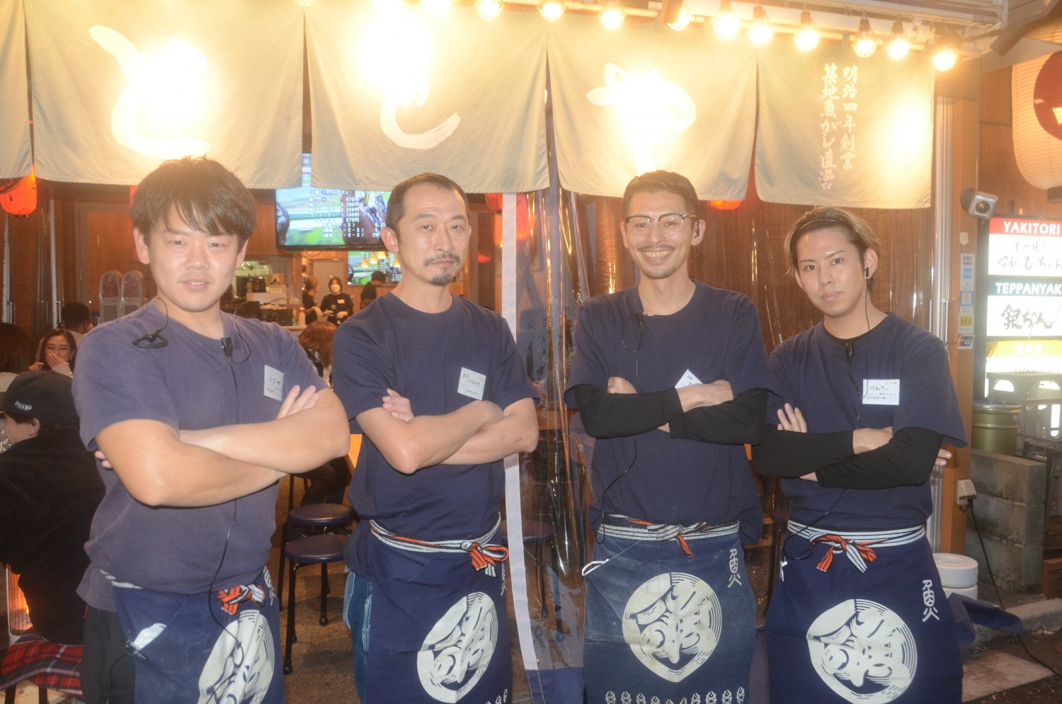 お話を伺った江連和紀さん（左から2番目）とスタッフの皆様。チームワークの良さもお店の強みに。